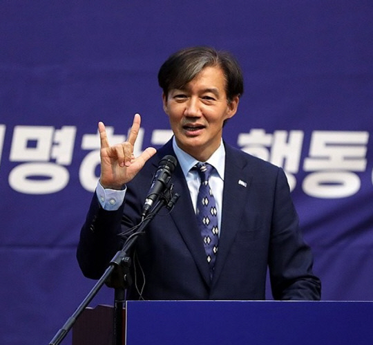 조국혁신당 강원특별자치도당 창당대회가 9일 오후 강원 원주시 상지대학교 민주관 3층 강당에서 열린 가운데 조국 대표가 손가락 3개를 들어 보이며 제22대 국회 원내 3당이자 다음 선거부터는 기호 3번이라고 강조하고 있다.<연합뉴스>